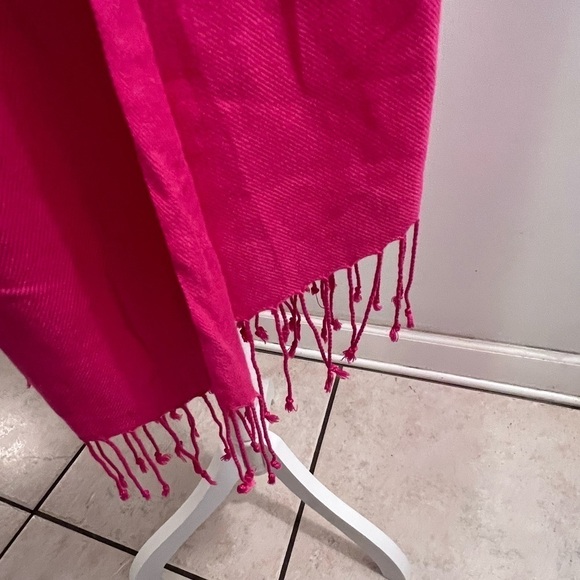 Pretty pink scarf/shawl - Picture 3 of 3